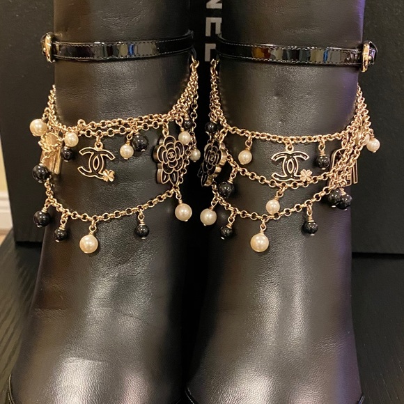 Chanel lambskin & patent calfskin black ankle boot - Picture 6 of 11